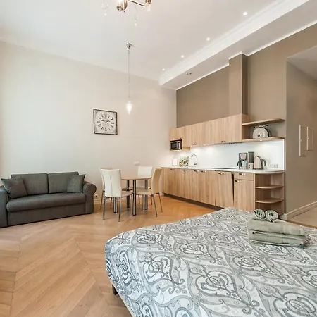 Delta Old Town Luxe Apartment
